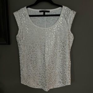 White House Black Market Scoop Neck Tee shirt Sz XS gold foil animal print ❤️